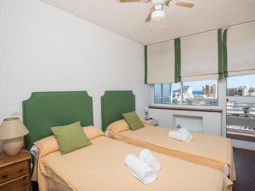 twee bedden in een kamer met een raam bij Apartment Eurosol-3 by Interhome in Torremolinos