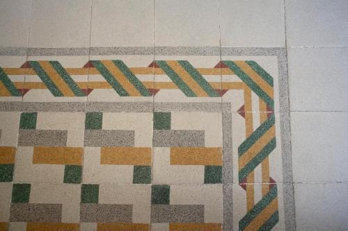 a bathroom floor with a colorful rug on the floor at Case Vacanze "Residenze Trapanesi" in Trapani