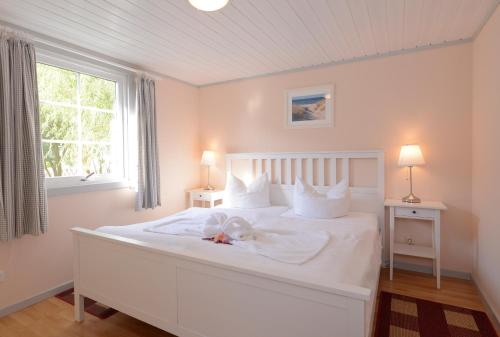 Llit o llits en una habitació de Schwedenhaus in der Hotelanlage Tarnewitzer Hof