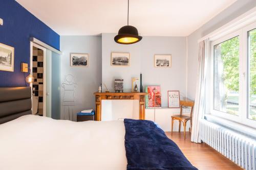 a bedroom with a bed and a window at Fred&Breakfast in Ghent