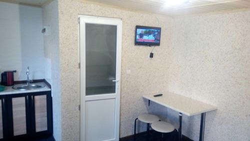 Una televisión o centro de entretenimiento en Prykarpatska Villa