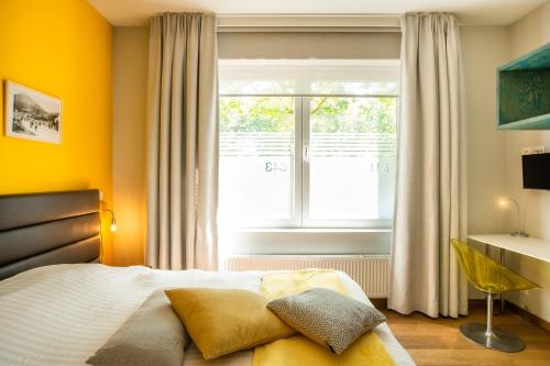 a bedroom with a bed and a window at Fred&Breakfast in Ghent