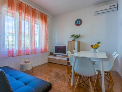 un soggiorno con divano blu e tavolo di Apartment Tea by Interhome a Novi Vinodolski