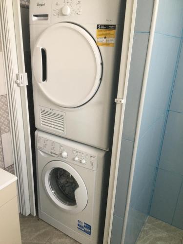 a washer and dryer in a small bathroom at Cantinho do Sonho in Maia