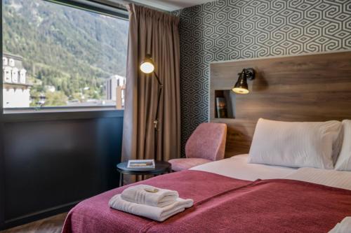 a bedroom with a bed with towels on it at Pointe Isabelle in Chamonix-Mont-Blanc