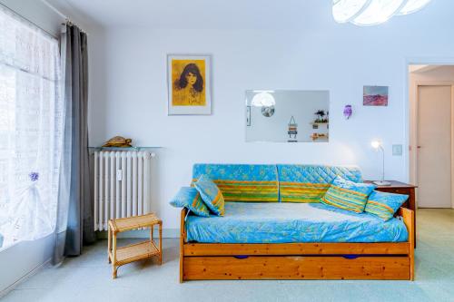 - une chambre avec un canapé et une chaise dans l'établissement Maison Doretta - Sea View, à Roquebrune-Cap-Martin