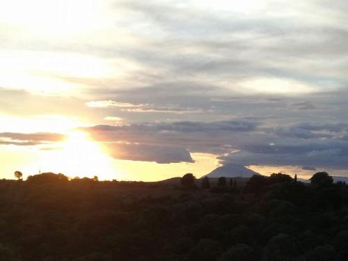 a view of a mountain with the sunset in the background at ΑΓΝΑΝΤΙΟ in Liyiá