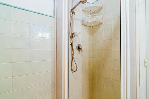 uma casa de banho com um chuveiro e uma porta de vidro em Maison Doretta - Sea View em Roquebrune-Cap-Martin