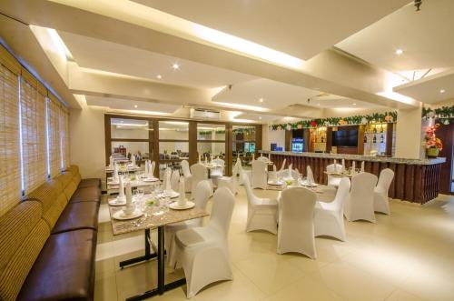 Fersal Hotel - Puerto Princesa tesisinde bir restoran veya yemek mekanı