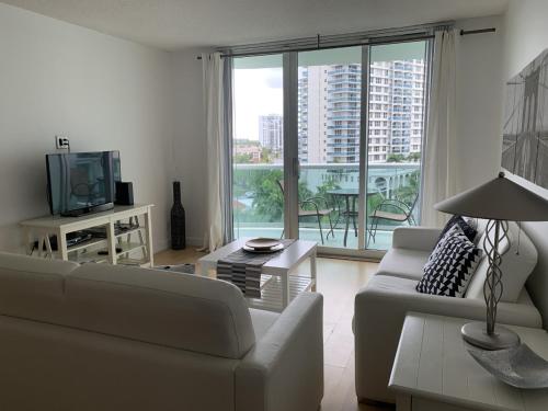 a living room with a couch and a tv at Apartamento en la Playa The Tides in Hollywood