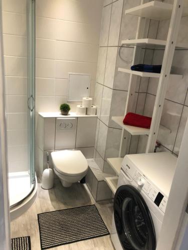 La salle de bains est pourvue de toilettes et d'un lave-linge. dans l'établissement Ferienwohnung Aueblick Kassel, à Cassel