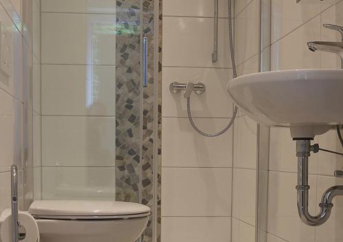 Bilik mandi di Ferienwohnung "Hieren Mühle"