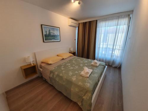 ein Schlafzimmer mit einem Bett mit zwei Handtüchern darauf in der Unterkunft Apartment Sinčić in Novigrad Istria
