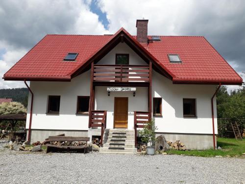 ヴィスワにあるZiołowy Dworekの赤屋根の小さな白い家