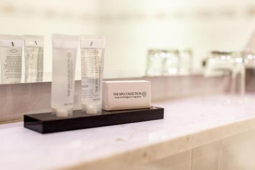 a white counter with a box on top of it at Hotel & Restaurant Lengefelder Warte in Anrode