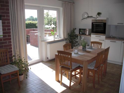 a kitchen and dining room with a wooden table and chairs at Ferienwohnung Meyer in Bleckede