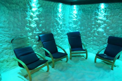 a room with three chairs and an aquarium at Brilliant Hotel & SPA in Golem