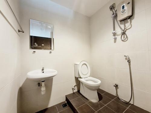 a bathroom with a toilet and a sink at Bee Garden & BB Motel - Alor Setar in Alor Setar