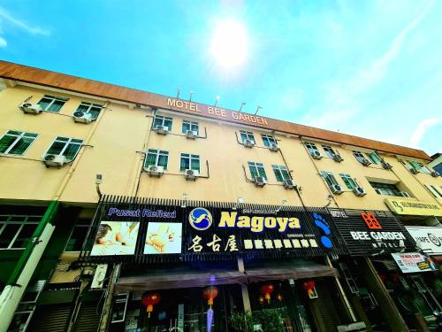 a building with a sign on the front of it at Bee Garden & BB Motel - Alor Setar in Alor Setar