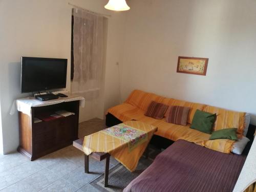 Televízia a/alebo spoločenská miestnosť v ubytovaní Holiday Home Tomislav