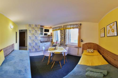 Camera piccola con letto e tavolo di Penzion Mini a Liberec