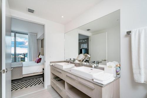 Ένα μπάνιο στο Hyde Beach House Hollywood Private Suites