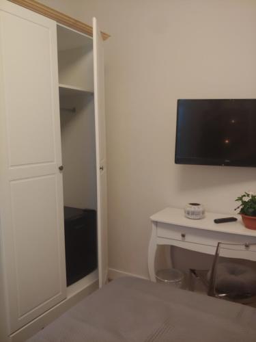 Μια τηλεόραση ή/και κέντρο ψυχαγωγίας στο TINY ROOM