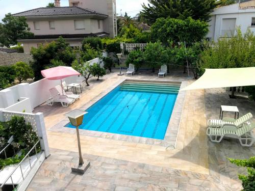 an overhead view of a swimming pool in a backyard at Apartamento La Güixa in Albir