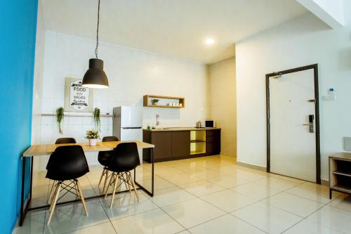a kitchen and dining room with a table and chairs at Da Men Sunway Subang By ODY Suites in Subang Jaya