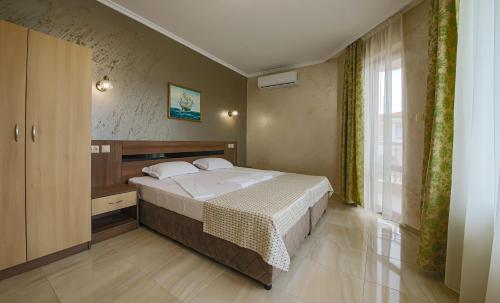 Un pat sau paturi într-o cameră la Guesthouse Phoenix