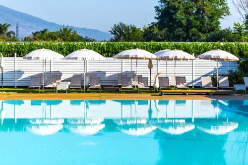 Bazén v ubytování Resort & Winery Bosco De Medici nebo v jeho okolí