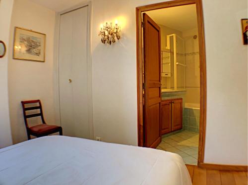 シャモニー・モンブランにあるL'Outa Panoramiqueのベッドルーム1室(ベッド1台、鏡、バスルーム付)