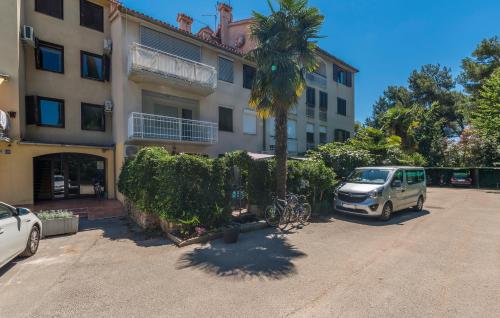 JUST RENOVATED stylish 2 bedrooms apartment only a few steps from the beach!