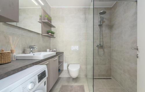 Koupelna v ubytování JUST RENOVATED stylish 2 bedrooms apartment only a few steps from the beach!