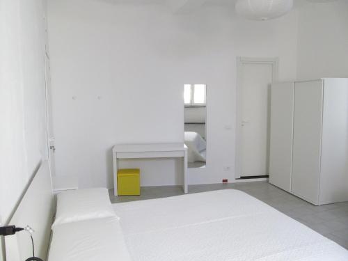 um quarto branco com uma cama e um armário em Old Town Guest House em Gênova