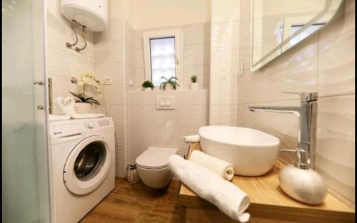 y baño con lavadora y lavamanos. en Apartment Skalinada, en Zadar