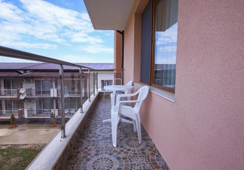 Guesthouse Phoenix في ابزور: شرفة بها طاولة وكرسي