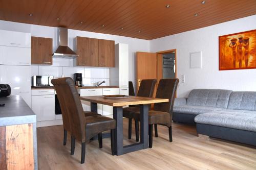 cocina y sala de estar con mesa y sillas en FeWo 1 - Deidesheim en Deidesheim