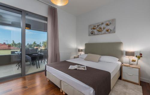 um quarto com uma cama grande e uma varanda em SPADA Apartment 3 bedrooms near the beach! em Porec