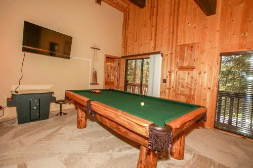 Meja biliard di The Lodge at Snow Summit Home