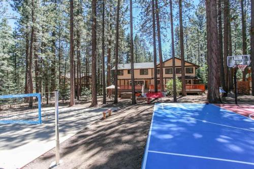 Tenis dan/atau kemudahan skuasy di The Lodge at Snow Summit Home atau berdekatan