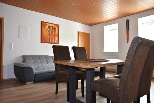 jadalnia ze stołem i krzesłami w obiekcie FeWo 1 - Deidesheim w mieście Deidesheim