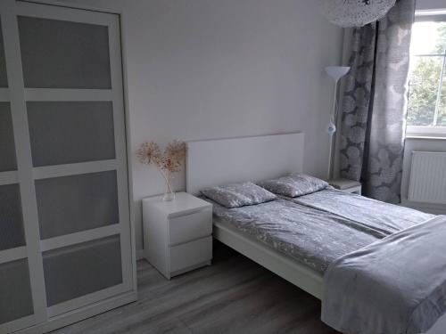 Ένα ή περισσότερα κρεβάτια σε δωμάτιο στο RiC Apart - Apartament Mostowa, centrum Poznań - parking - klimatyzacja