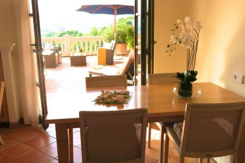 Apartamento en el Puerto de Sóller con gran terraza privada y vistas al mar. Piscina comunitaria. Localizado en un zona tranquila y muy soleada. Wifi gratis disponible. Parking. photo 3