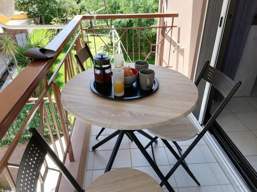 A balcony or terrace at Nini's House 2 - 100m from beach NIDRI TOWN CENTER