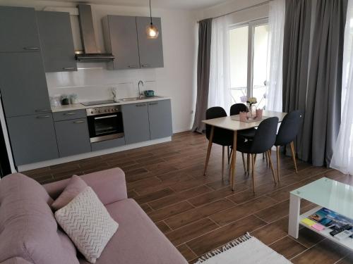 Kuchyňa alebo kuchynka v ubytovaní Apartman Bella 1