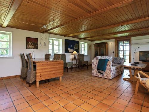 TV a/nebo společenská místnost v ubytování 6 person holiday home in Rudkøbing