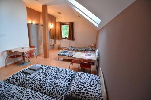um quarto com duas camas e uma mesa em Ubytování Koloniál em Dolní Holetín