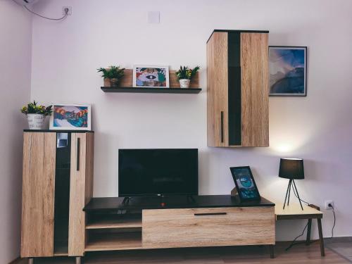 TV i/ili multimedijalni sistem u objektu Cozy Corner Apartments - Free parking & Wi-fi