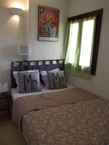 - une chambre avec un lit avec deux oreillers et une fenêtre dans l'établissement F2 - Front de Mer - Les Pieds Dans l'Eau - Appartement Situé à Saint-Cyprien Plage Sud - 30M Mer et Plage - et Non 500M- Avec Une Belle Vue sur Mer Depuis la Terrasse - Piscine - Parking Privatif - 4 Personnes, à Saint-Cyprien